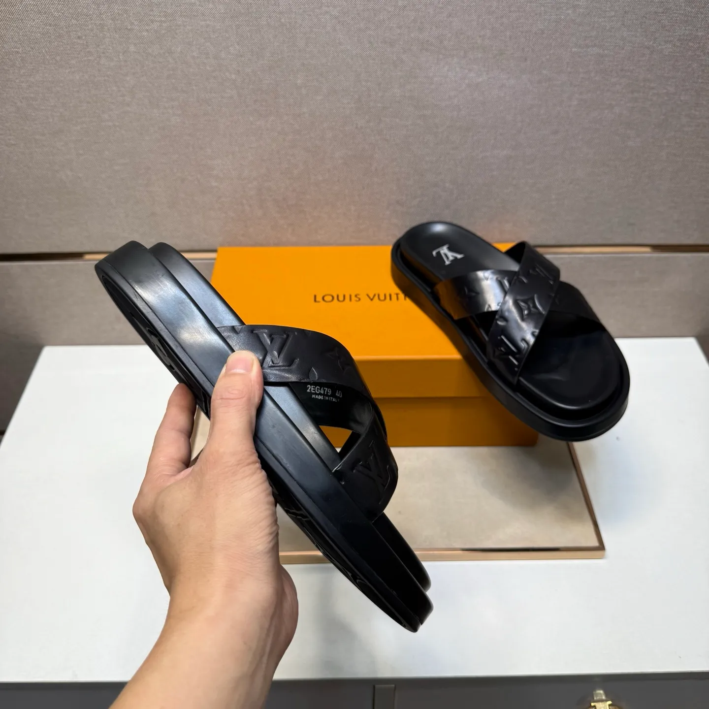 ⬛️Men's shoes 💰p400 [LV～] Men's casual slippers 2025z cabinet sales simultaneously 🔶Size: 39-44#️⃣ 🔷2 colors🔜The upper is made of cowhide stitching➕Genuine leather lining, comfortable and breathable, sole: original comfortable and wear-resistant outsole, ⚠️Real 📱Photographed🎬The real thing is better📢📢📢